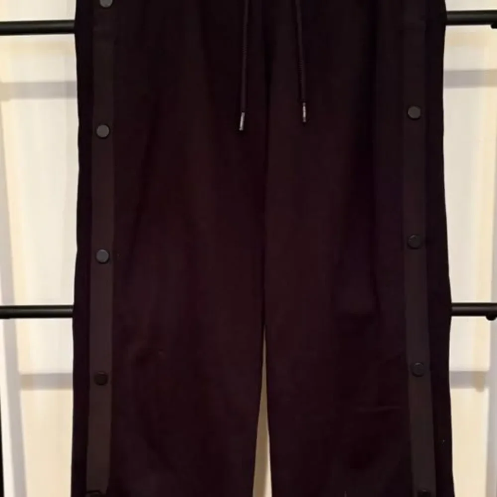 Alo Yoga Courtside Tearaway Snap Pants in Black